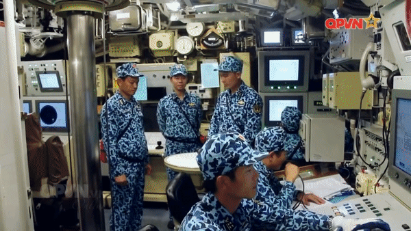 Tàu ngầm Kilo 636.3 Nga được huy động lượn quanh đảo Rắn của Ukraine