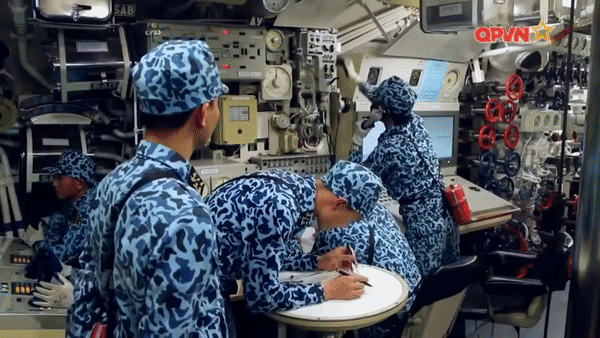 Tàu ngầm Kilo 636.3 Nga được huy động lượn quanh đảo Rắn của Ukraine