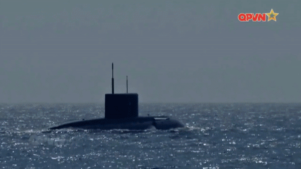 Tàu ngầm Kilo 636.3 Nga được huy động lượn quanh đảo Rắn của Ukraine