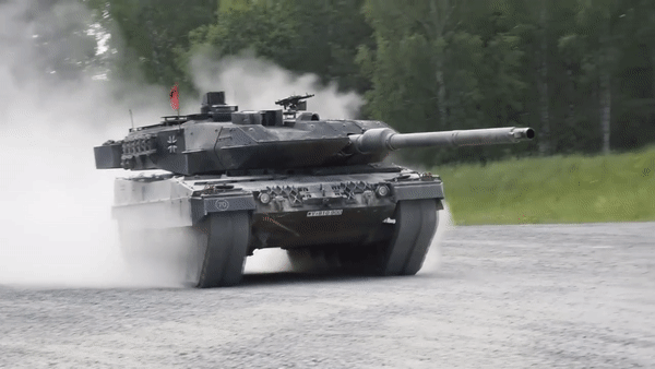 UAV tự sát Lancet Nga chọn đúng vị trí hiểm yếu trên xe tăng Leopard 2A6 để lao tới