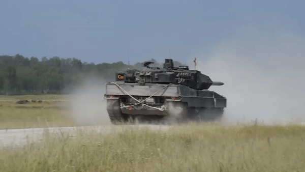 UAV tự sát Lancet Nga chọn đúng vị trí hiểm yếu trên xe tăng Leopard 2A6 để lao tới