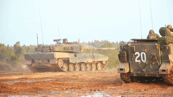 UAV tự sát Lancet Nga chọn đúng vị trí hiểm yếu trên xe tăng Leopard 2A6 để lao tới