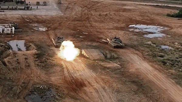 UAV tự sát Lancet Nga chọn đúng vị trí hiểm yếu trên xe tăng Leopard 2A6 để lao tới