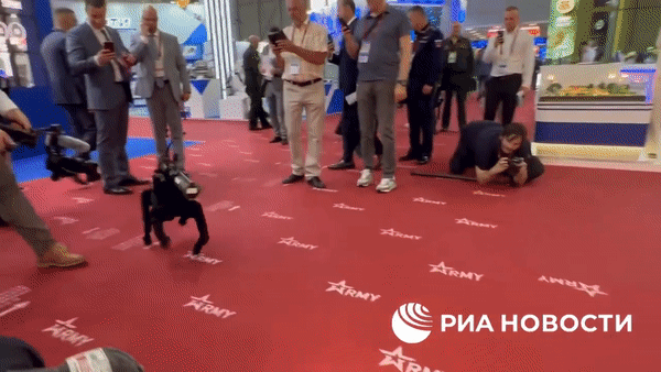 Robot chó M-81 mang súng phóng lựu Nga vừa ra mắt là công nghệ Trung Quốc?