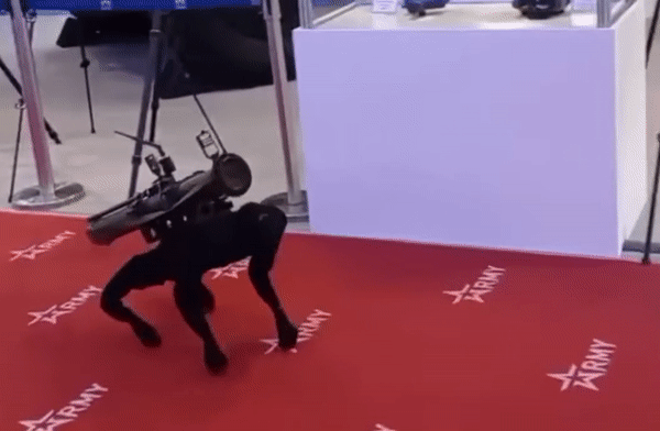Robot chó M-81 mang súng phóng lựu Nga vừa ra mắt là công nghệ Trung Quốc?