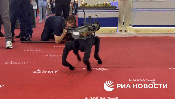 Robot chó M-81 mang súng phóng lựu Nga vừa ra mắt là công nghệ Trung Quốc?