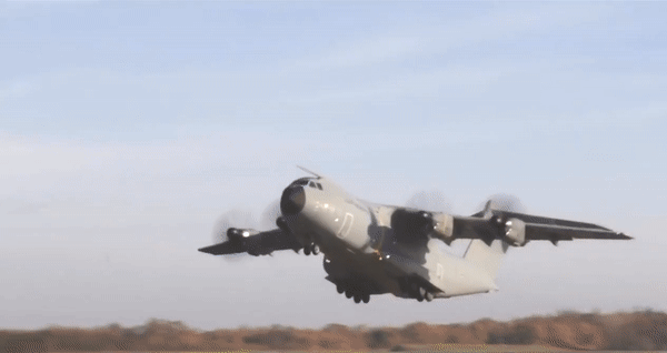 'Lực sĩ bay' A-400M của Pháp va chạm với vận tải cơ CC-150 Canada