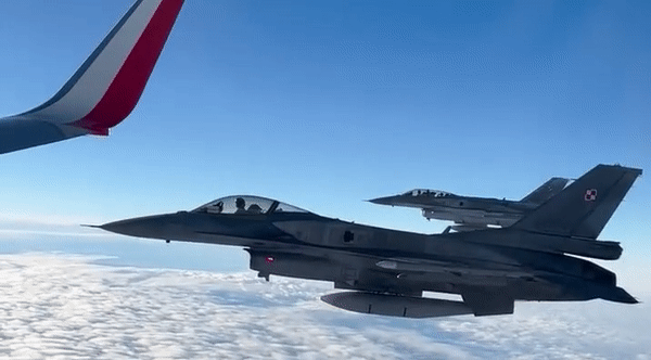 Tiêm kích F-16 của Ba Lan hộ tống đội tuyển bóng đá quốc gia tham dự World Cup