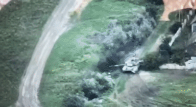 Ngay sau khi bị tấn công, có vẻ kho đạn pháo của xe đã bị kích nổ