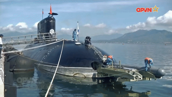 Tàu ngầm Kilo 636.3 Nga được huy động lượn quanh đảo Rắn của Ukraine