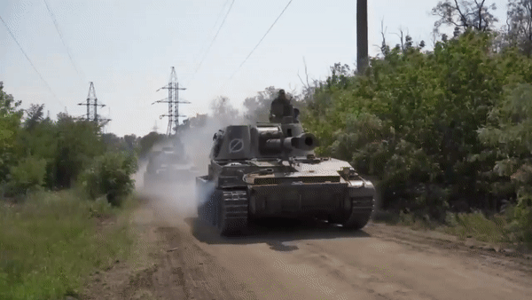 Pháo tự hành 2S3 Akatsiya Nga bị UAV TB-2 Ukraine phá hủy tại Kherson