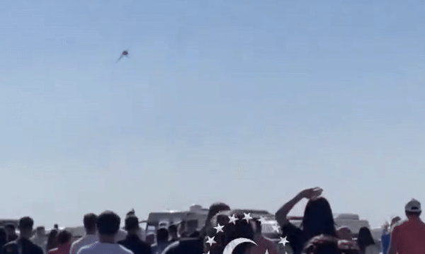 Chiếc F-16C thực hiện động tác nguy hiểm