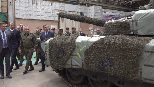 Vì sao quân đội Nga thúc đẩy việc sản xuất xe tăng?