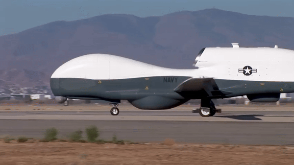 Siêu UAV của Mỹ đắt gấp đôi tiêm kích F-35 nghi bị tiêm kích F-14 Iran xua đuổi