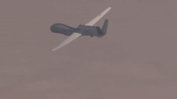 Siêu UAV của Mỹ đắt gấp đôi tiêm kích F-35 nghi bị tiêm kích F-14 Iran xua đuổi