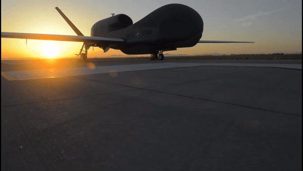 Siêu UAV của Mỹ đắt gấp đôi tiêm kích F-35 nghi bị tiêm kích F-14 Iran xua đuổi