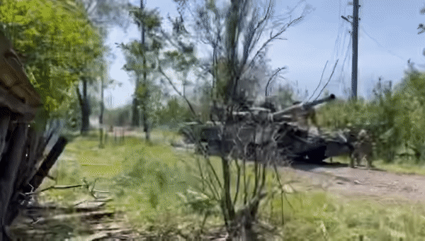 Nổ kho đạn, xe tăng T-80BV bị phá hủy hoàn toàn tại chiến trường Ukraine