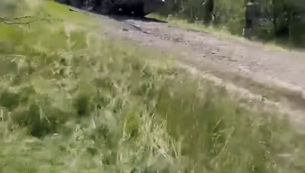 Nổ kho đạn, xe tăng T-80BV bị phá hủy hoàn toàn tại chiến trường Ukraine