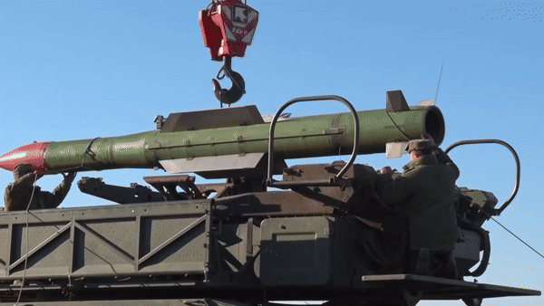 Cận cảnh tổ hợp phòng không Buk-M1 Nga đánh chặn tên lửa HIMARS