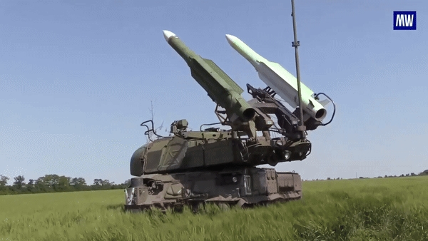Cận cảnh tổ hợp phòng không Buk-M1 Nga đánh chặn tên lửa HIMARS