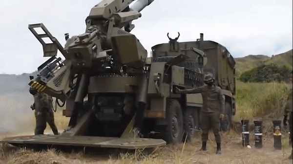 Pháo tự hành ATMOS 2000 đang khai hỏa