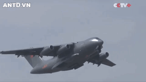 Máy bay Y-20 cất cánh