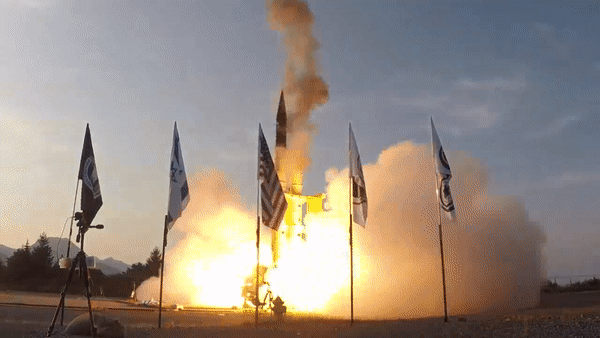 Khoảnh khắc tên lửa Iran bị đánh chặn ngoài khí quyển khi tấn công Israel