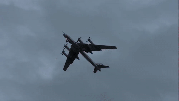 Quyết định hiếm thấy của Nga khi dùng 'thiên nga trắng' Tu-160 tập kích Ukraine