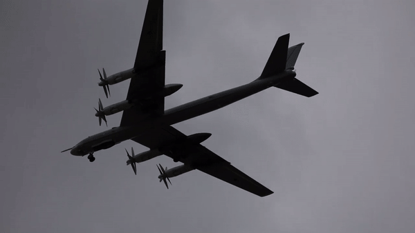 Quyết định hiếm thấy của Nga khi dùng 'thiên nga trắng' Tu-160 tập kích Ukraine