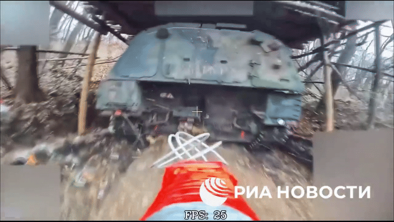 Khoảnh khắc drone cáp quang Nga lao vào pháo PzH 2000