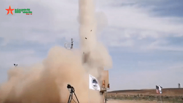 Khoảnh khắc tên lửa Iran bị đánh chặn ngoài khí quyển khi tấn công Israel