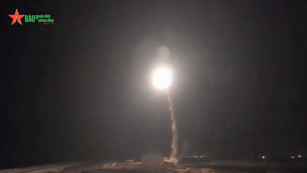 Khoảnh khắc tên lửa Iran bị đánh chặn ngoài khí quyển khi tấn công Israel