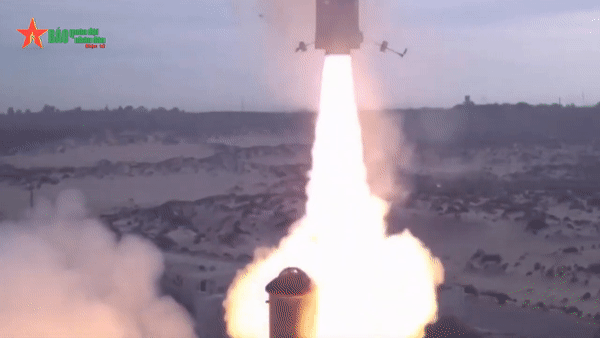 Khoảnh khắc tên lửa Iran bị đánh chặn ngoài khí quyển khi tấn công Israel