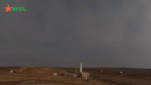 Khoảnh khắc tên lửa Iran bị đánh chặn ngoài khí quyển khi tấn công Israel