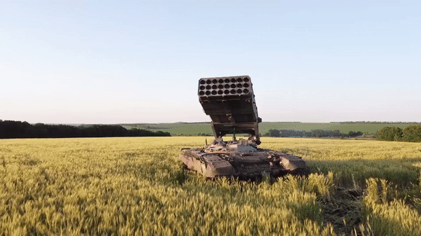 Nga đăng video 'hỏa thần nhiệt áp' TOS-1A 'thiêu rụi' mục tiêu của quân đội Ukraine