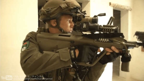 Steyr AUG - Vũ khí của sự đơn giản thông minh