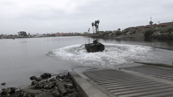 Thủy quân Lục chiến Mỹ nhận được thêm xe chiến đấu lội nước ACV-C mới