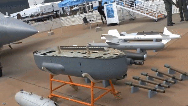 Chiến đấu cơ hạng nhẹ L-15 Trung Quốc sẽ thay thế F-16 Mỹ trong biên chế không quân Pakistan?