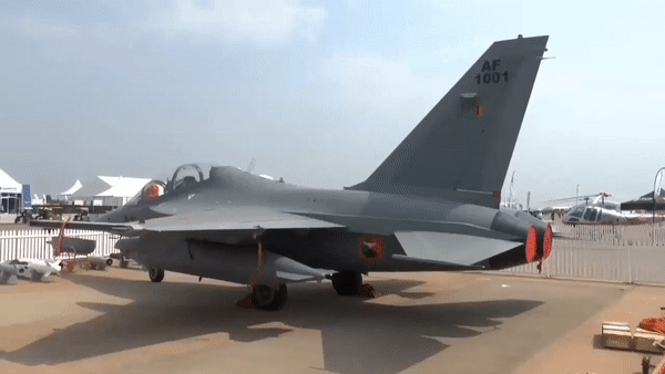 Chiến đấu cơ hạng nhẹ L-15 Trung Quốc sẽ thay thế F-16 Mỹ trong biên chế không quân Pakistan?