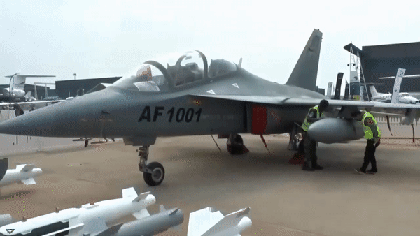 Chiến đấu cơ hạng nhẹ L-15 Trung Quốc sẽ thay thế F-16 Mỹ trong biên chế không quân Pakistan?