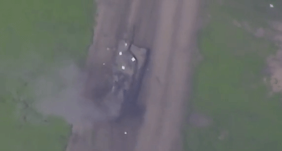 UAV tự sát Lancet Nga chọn đúng vị trí hiểm yếu trên xe tăng Leopard 2A6 để lao tới