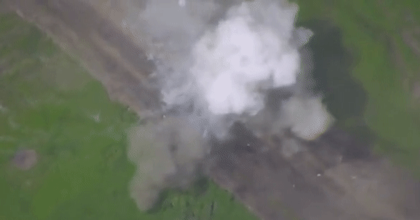 UAV tự sát Lancet Nga chọn đúng vị trí hiểm yếu trên xe tăng Leopard 2A6 để lao tới