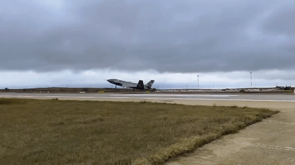 Thổ Nhĩ Kỳ thử nghiệm tiêm kích tàng hình không người lái (UAV) Kizilelma