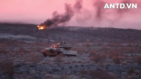 Xe tăng M1A2 Abrams của Mỹ đang khai hỏa Xe tăng M1A2 Abrams của Mỹ đang khai hỏa