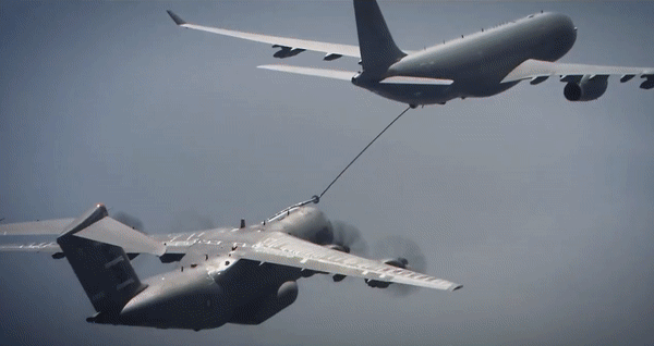 'Lực sĩ bay' A-400M của Pháp va chạm với vận tải cơ CC-150 Canada