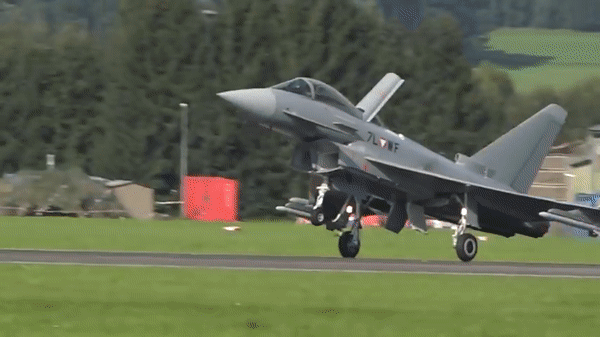 Tiêm kích Typhoon của Anh tiếp cận bán đảo Crimea ở khoảng cách nguy hiểm