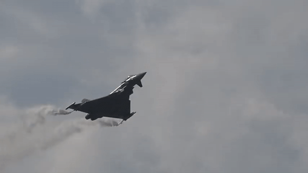 Tiêm kích Typhoon của Anh tiếp cận bán đảo Crimea ở khoảng cách nguy hiểm