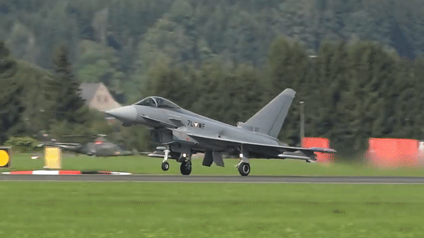 Tiêm kích Typhoon của Anh tiếp cận bán đảo Crimea ở khoảng cách nguy hiểm