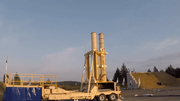 Khoảnh khắc tên lửa Iran bị đánh chặn ngoài khí quyển khi tấn công Israel