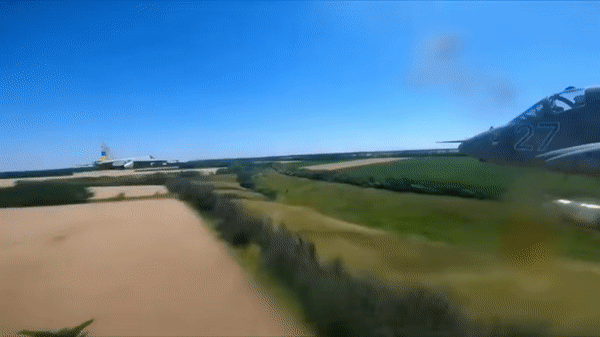 Su-25 Ukraine tung đòn không kích nhắm vào quân Nga trên chiến trường